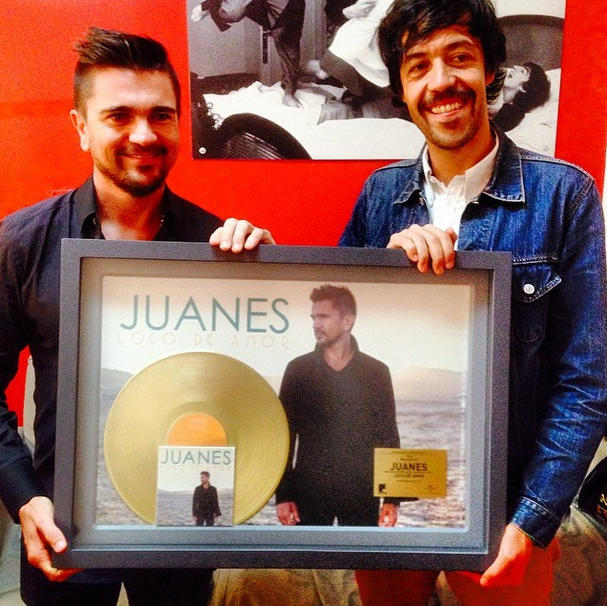 Juanes también presumió su Disco de Oro en Instagram. "Un honor recibir este reconocimiento con mi gran amigo Meme. Gracias Mexico!!! #LocoDeAmor", escribió.