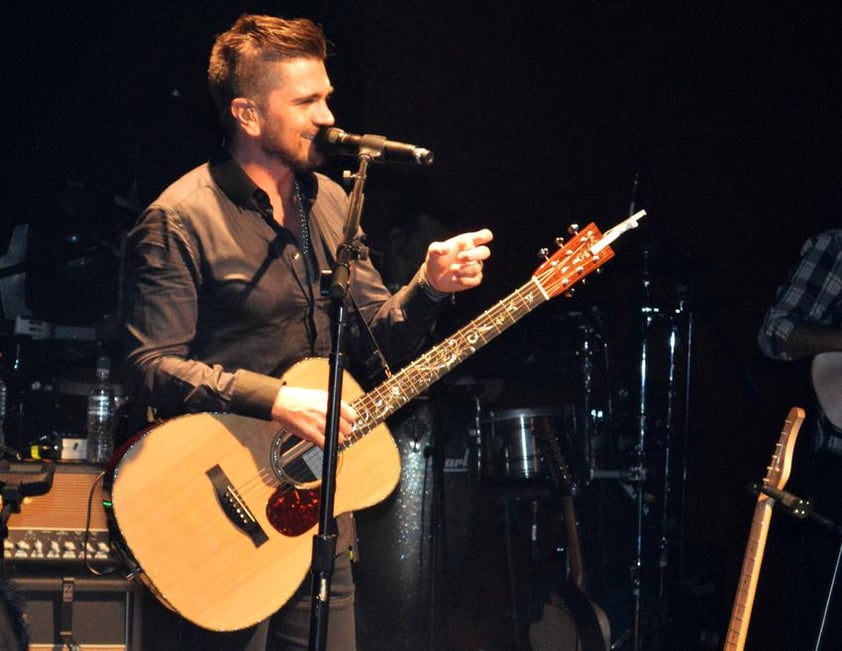 Sonriente y platicador fue como el cantante se mostró en el escenario.