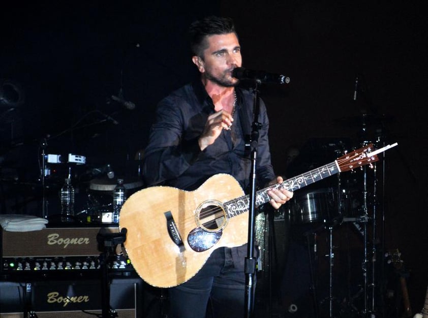 Enseguida de esto, Juanes le cantó a cerca de 900 fans, cifra según organizadores, a quienes los deleitó con todas las canciones de su sexto material discográfico, además de algunos éxitos de su carrera; arrancó con el tema que le da nombre al disco: Loco de amor.