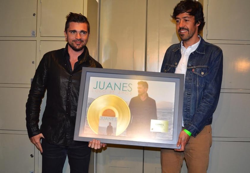 Juanes recibió el Disco de Oro de manos de Meme, integrante de Café Tacvba.