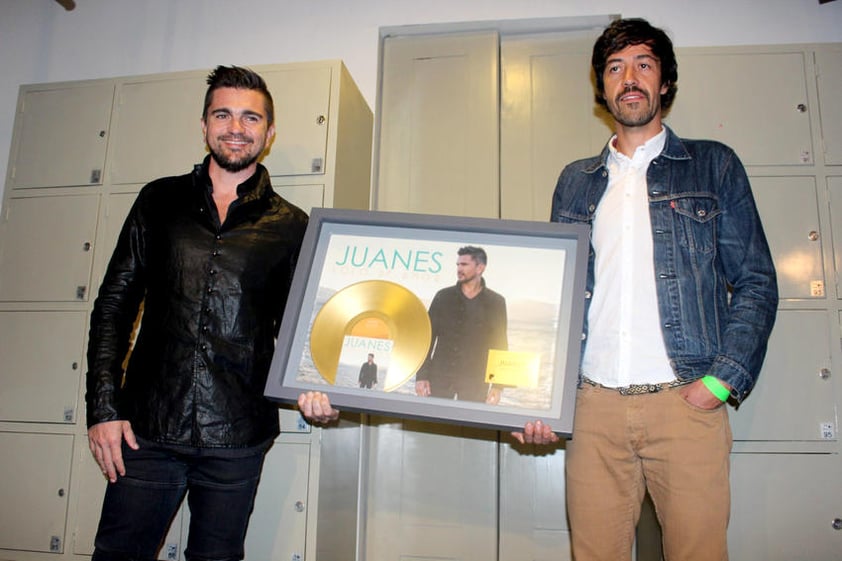 El cantante colombiano Juanes recibió Disco de Oro por 30 mil unidades vendidas en México de su nuevo álbum Loco de amor, previo a su concierto que dio en el Lunario del Auditorio Nacional.