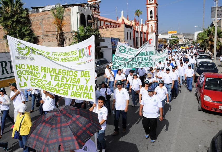 En el trayecto lanzaron consignas en contra de la Reforma de Telecomunicaciones, la Educativa y la Energética principalmente.