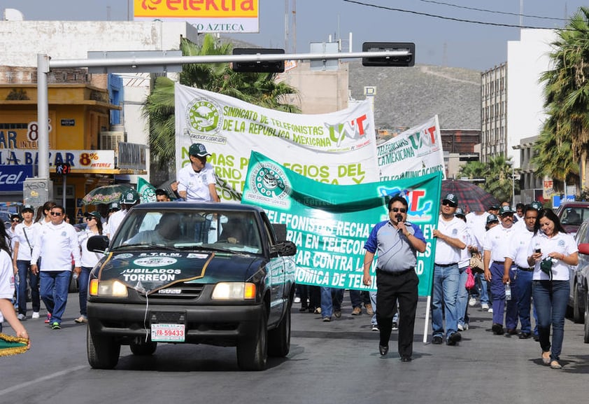 Alrededor de 400 trabajadores y agremiados de diferentes organizaciones sindicales y civiles de la Laguna, marcharon este Día del Trabajo.