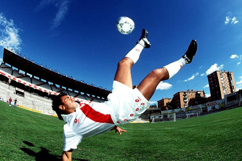 En la temporada 93-94, Hugo Sánchez sufrió un descenso cuando militaba en el Rayo Vallecano de la Liga Española.