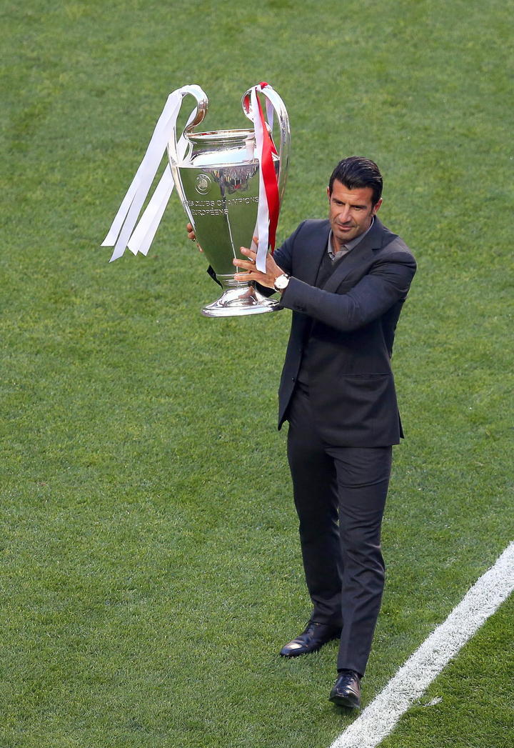 El portugués Luis Figo, embajador de la Final de la Liga de Campeones, cargaba la 'Orejona' antes de que iniciará el encuentro.