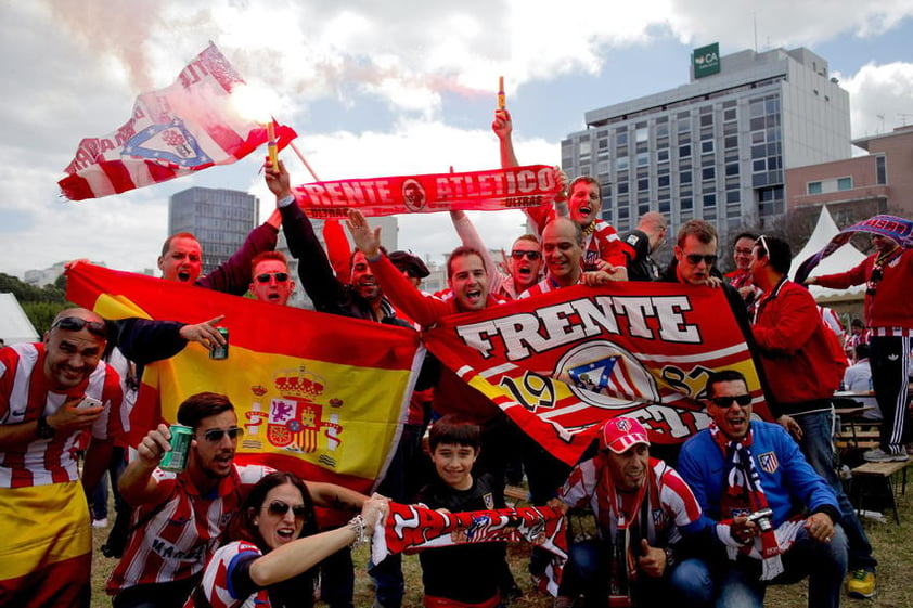 Los aficionados rojiblancos apoyaron en todo momento a sus 'colchoneros'.