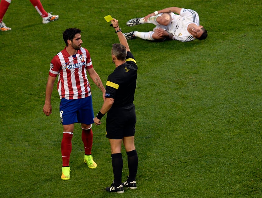 Raúl García fue amonestado tras dura entrada a Di María.