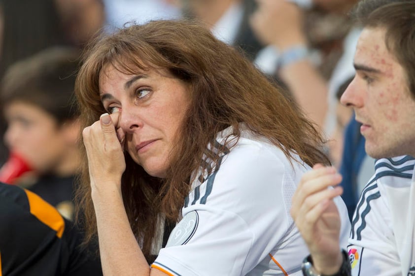 Algunos aficionados 'merengues' mostraban su tristeza tras el gol del Atlético de Madrid.