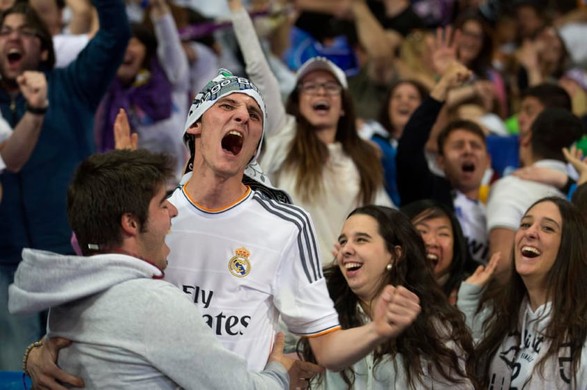 Los aficionados blancos festejaron efusivamente la décima copa de Europa de su equipo.