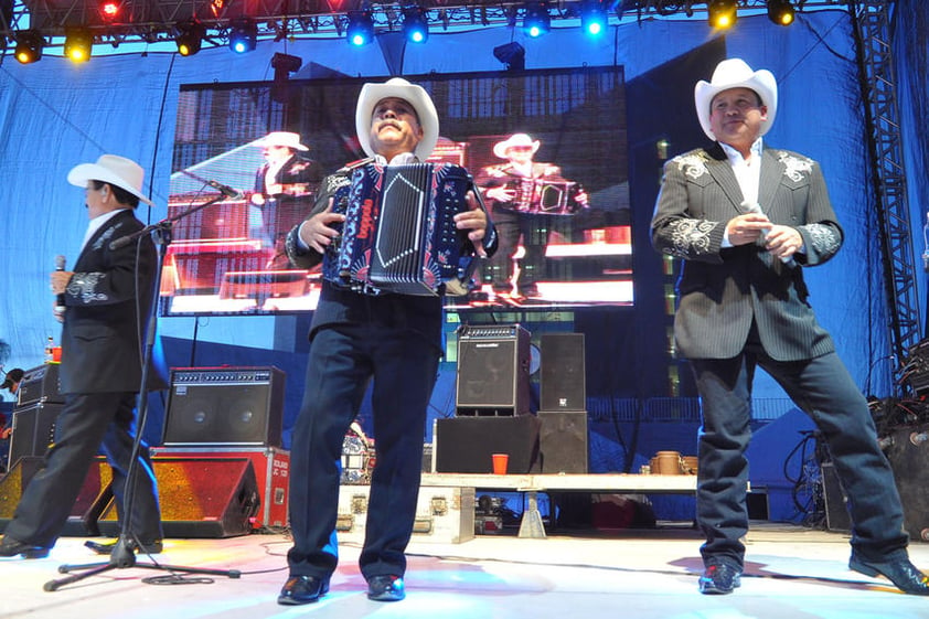 Cumbia, vallenato, pop, huapango, rock y ska le habían puesto saborcito al Festival La Calle es de Todos pero ayer fue la música norteña la que hizo vibrar a 75 mil laguneros (cifra oficial) en la Plaza Mayor.