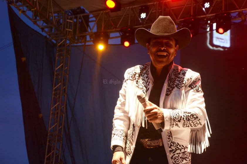 Lorenzo de Monteclaro hizo acto de presencia luciendo un traje muy norteño en colores negro y blanco.