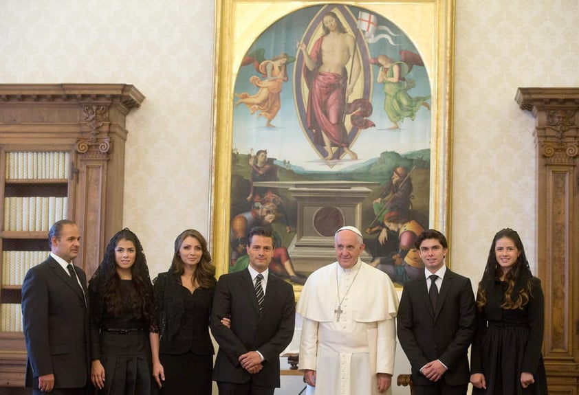 En un clima cordial Peña Nieto fue presentando a su delegación formada por 17 personas y entre estas su mujer Angélica Rivera de Peña, y los tres hijos de su anterior matrimonio; su hermano y su sobrina.