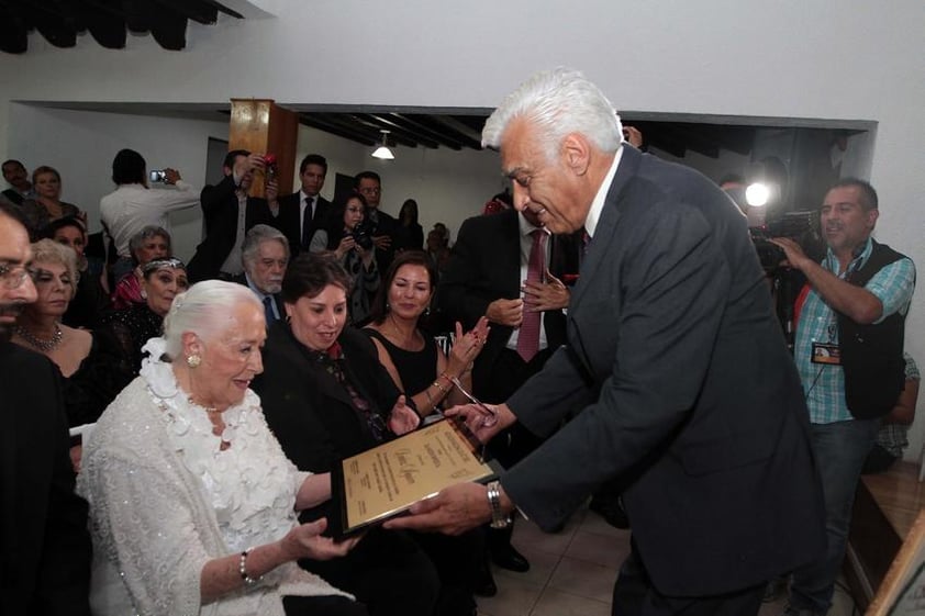 La actriz que debutara con la película "La monja Alferez" al lado de María Felix, recibió en sus manos un galardón por 70 años de trayectoria.