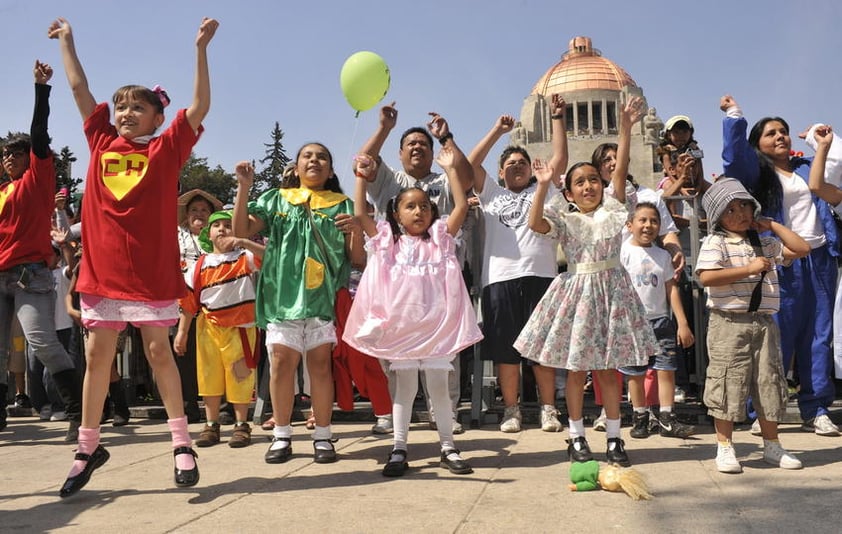 Como parte de "América celebra a Chespirito", cientos se dieron cita en la Ciudad de México para bailar al son de "El Chavo del 8".