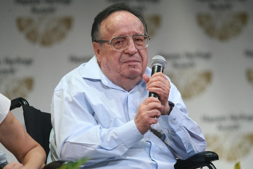 "Chespirito" permanece lejos de los reflectores y las cámaras; se sabe de él por redes sociales como Twitter, donde ha aparecido espontáneamente para desmentir los constantes rumores sobre su muerte.