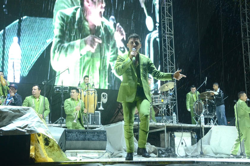 A las 00:40 horas de la madrugada, la espera terminó y La Arrolladora apareció en el escenario desatando los gritos del público.