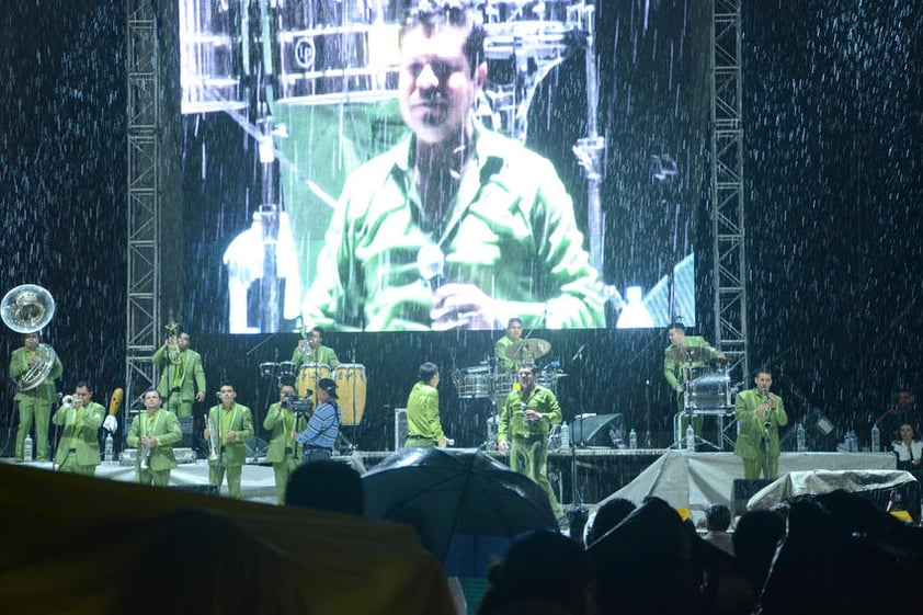 La Arrolladora Banda El Limón puso a bailar a miles de laguneros que se dieron cita en la Feria de Gómez Palacio que pese a la lluvia no detuvo los ánimos de los asistentes.