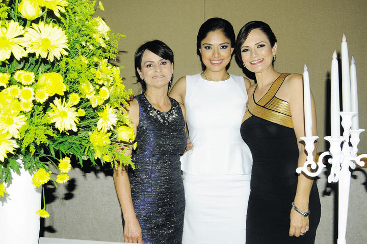 Con su mamá, Cristina Pacheco de Chaul, y su futura suegra, Verónica Aguilar.