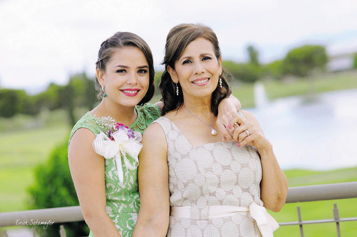 Daniela Maestre con su futura suegra, Lilia Morales de Aguilar.