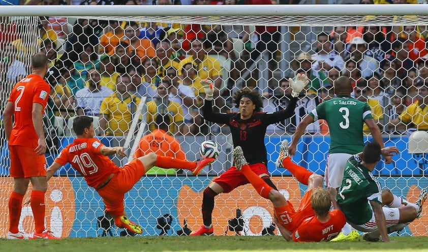 Klaas Jan Huntelaar ejecutó el penal al 90+2 de manera excepcional para darle el triunfo a su equipo y dejar en el camino a México, que se olvidó de atacar en el momento que más lo necesitaba.