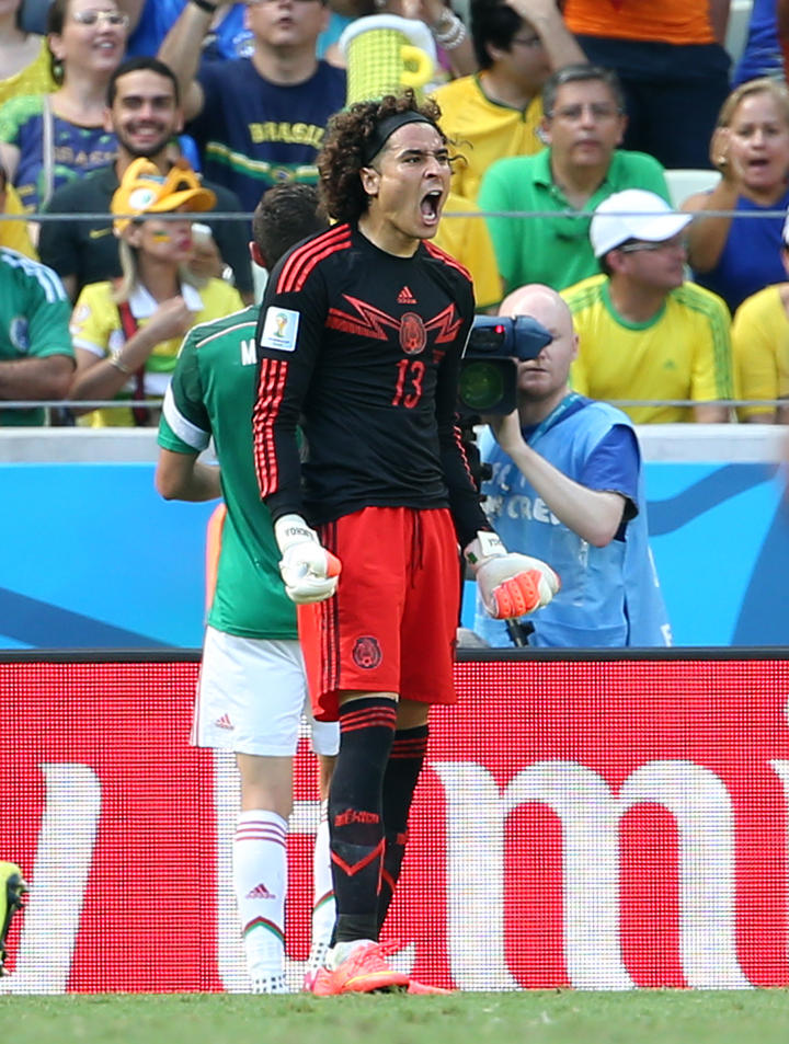 Memo Ochoa volvió a lucirse al evitar importantes intentos de gol de Holanda.