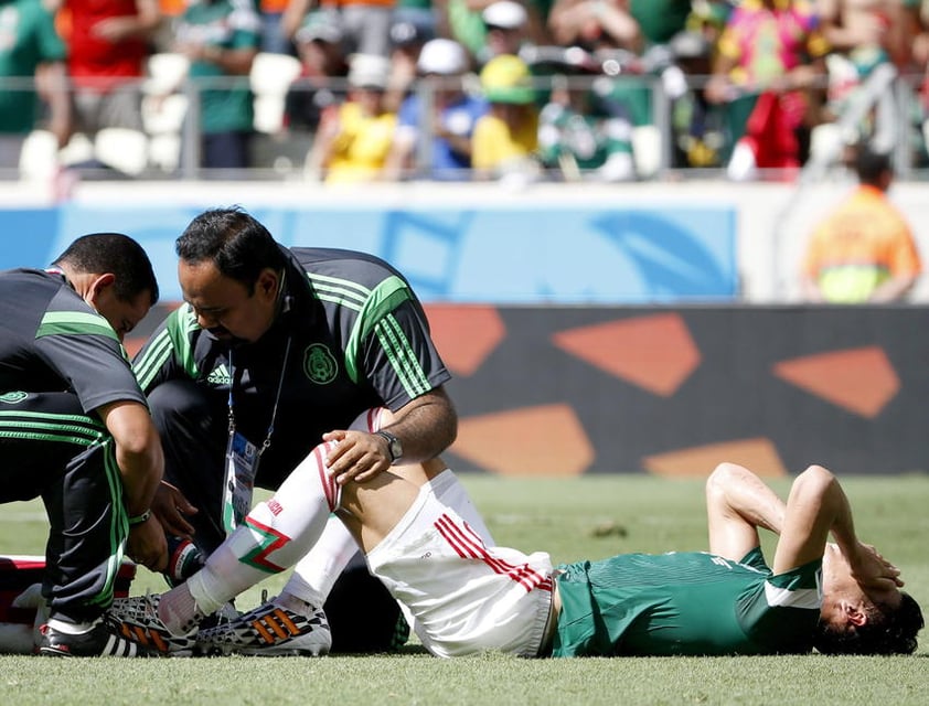 Héctor Moreno salió lesionado a pocos minutos de concluir la primera mitad del partido.