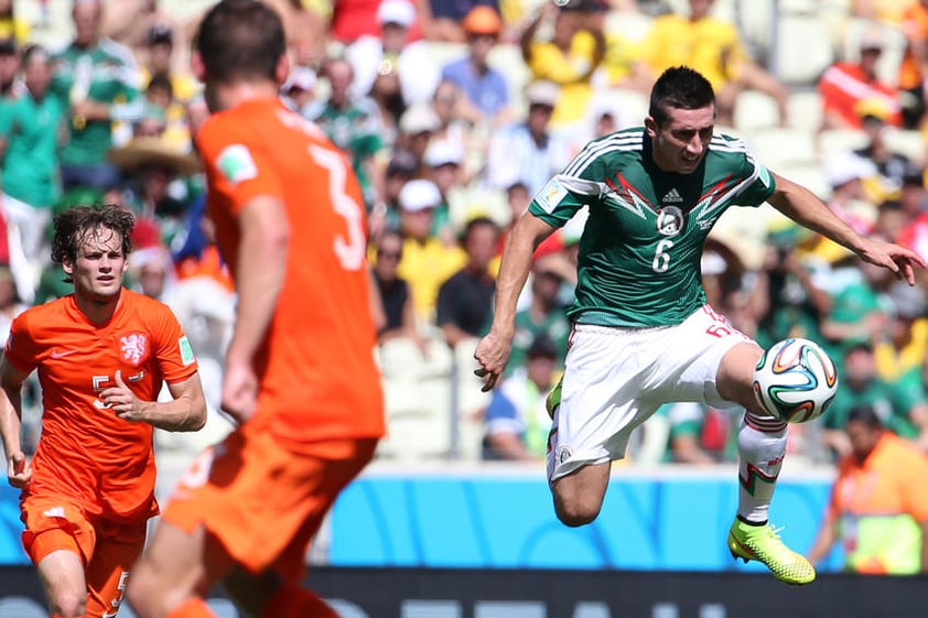 En los primeros minutos del partido, el Tri tuvo ocasiones importantes al frente, la primera de los pies de Héctor Herrera, quien dentro del área recibió un balón de Oribe Peralta para quitarse a uno y con todo para definir, sacó un disparo raso que pasó a un lado del poste derecho.