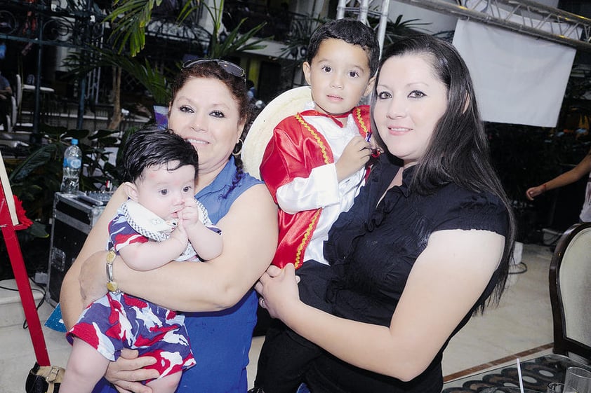 29062014 EN EL CENTRO COMERCIAL.  Ian, Mary, Axel y Lizeth.