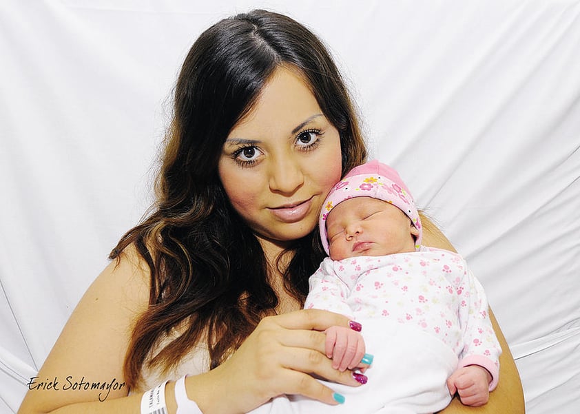 29062014 Paulina Sugey Talamantes Martínez, muy contenta con la nueva integrante de la familia.