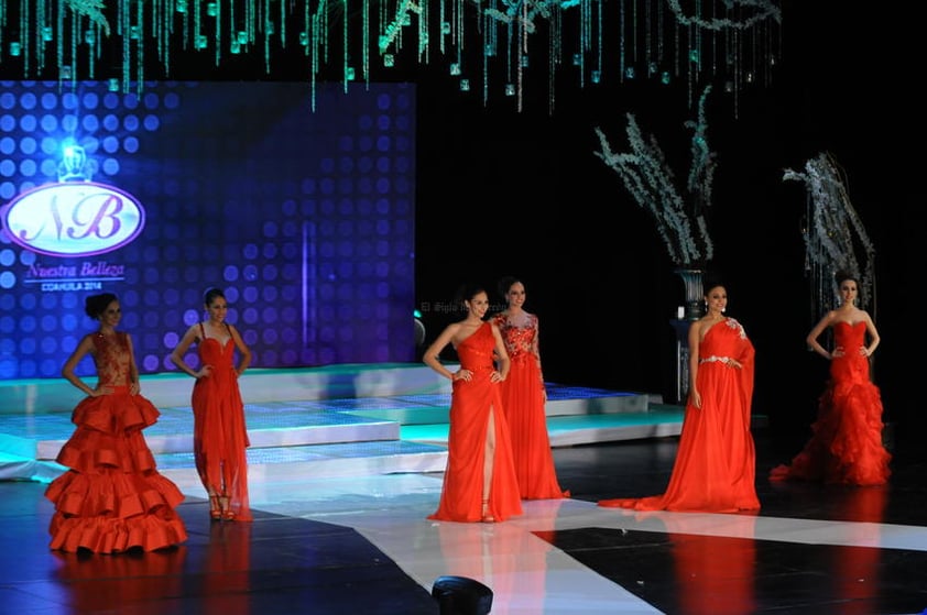 La elegancia de las participantes se hizo evidente en la etapa de traje de noche, donde cada chica vistió atuendos en tono rojo que resaltaban su belleza con diseños de Abril Cervera.