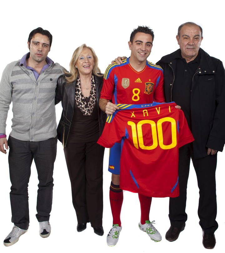 En 2011, Xavi Hernández alcanzó los 100 partidos disputados con España, en la imagena aparece junto a sus padres y hermano.