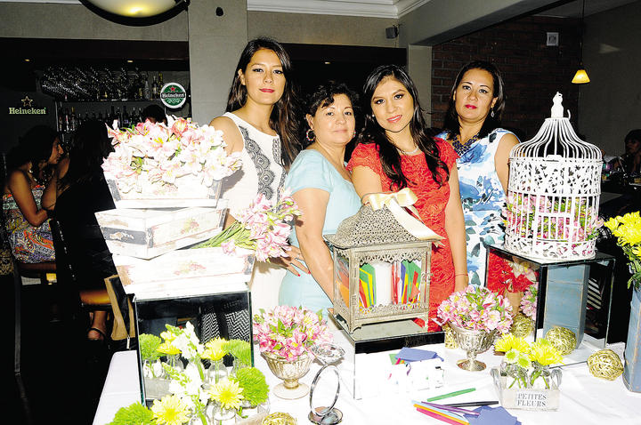 Delfina Cervantes, Anabel Flores y Gabriela Flores con la novia.