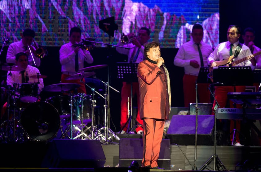 Juan Gabriel retomó el jueves su gira "Volver", vestido con traje palo de rosa brillante y chalina beige y entonando "Siempre en mi mente".