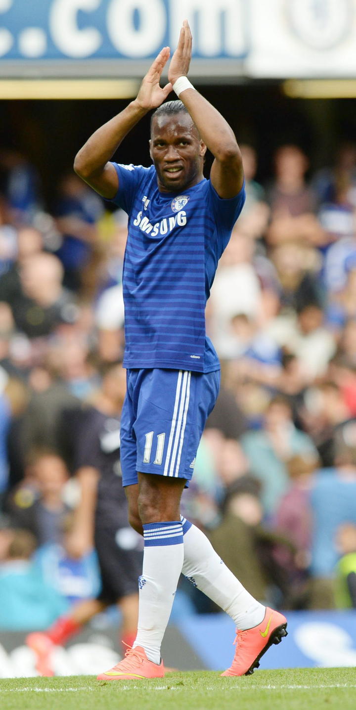 Al minuto 80, todos los asistentes en Stamford Bridge se pusieron de pie para aplaudir el regreso de una de sus figuras, el marfileño Didier Drogba.