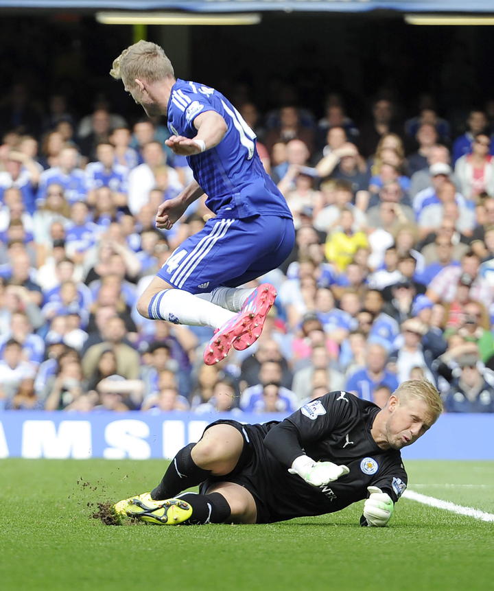 El portero visitante, el danés Kasper Schmeichel, fue una de las figura con sus atajadas.