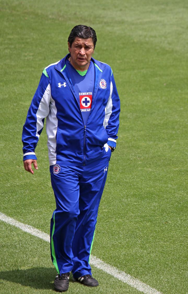 Concluida la práctica del equipo y también la conferencia de prensa del técnico Luis Fernando Tena, el propio "Flaco" indicó que Xavier Báez mostraría el nuevo uniforme.