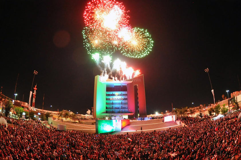 Un espectáculo de pirotecnia iluminó el cielo lagunero para celebrar la Independencia y el aniversario de Torreón.