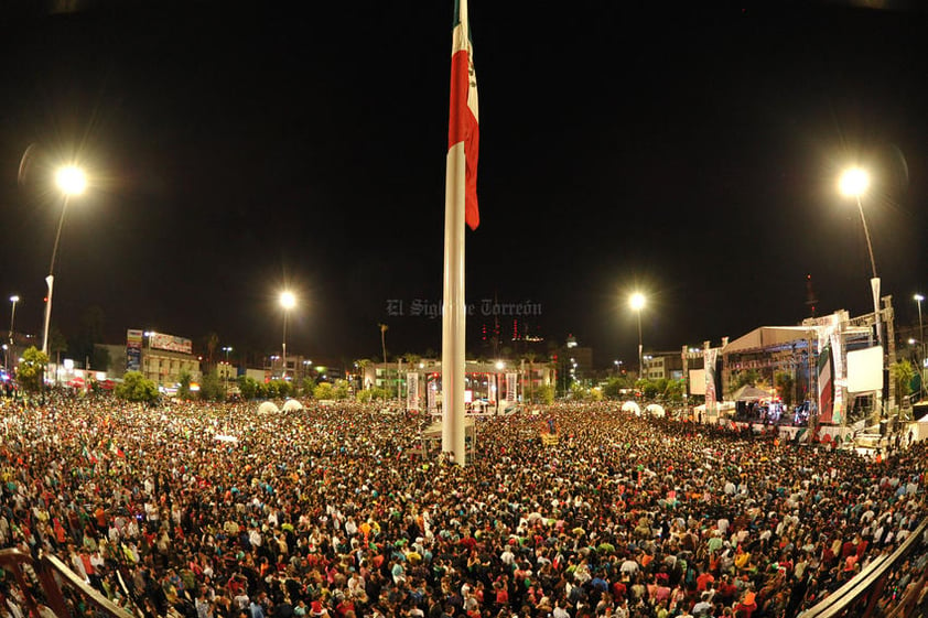 Más de 80 mil laguneros "inundaron" la Plaza Mayor para dar el Grito y celebrar el 107 aniversario de Torreón.