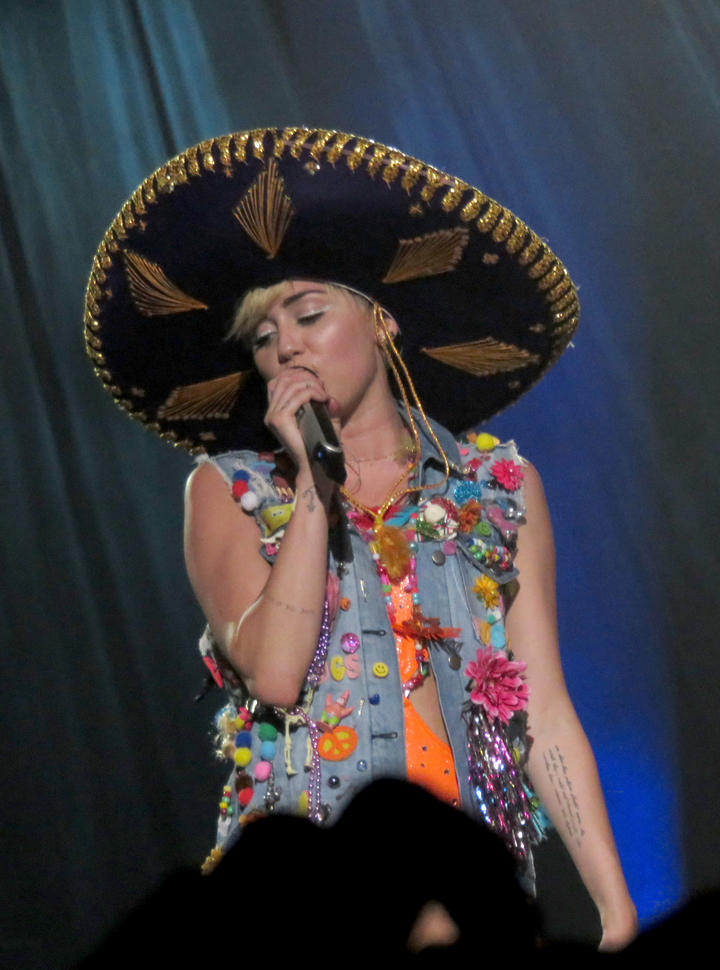 "Podría usar este sombrero toda la noche", dijo la cantante.