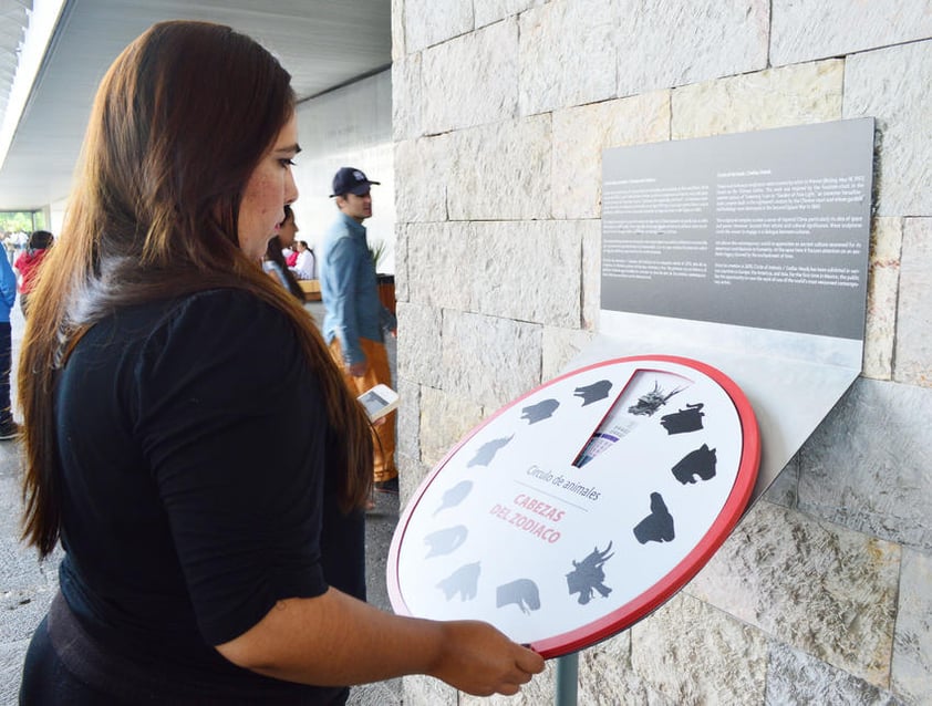 Junto a la exposición se encuentra este círculo en el que puedes identificar el signo que te corresponde en el calendario chino.