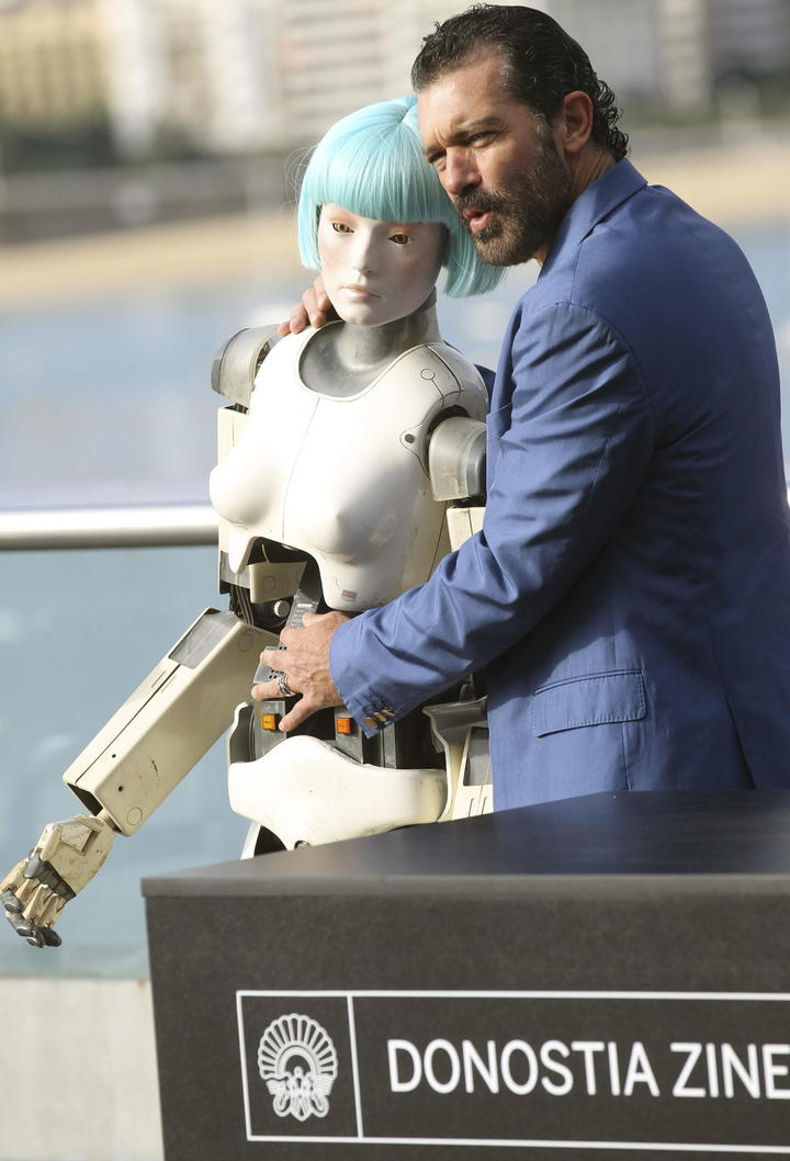 El actor malagueño Antonio Banderas posó con la robot Cleo antes de presentar su película.