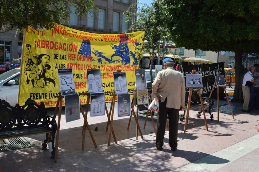 Los integrantes del movimiento colocaron caricaturas, lonas y carteles en la esquina de Valdés Carrillo y Juárez de la Plaza de Armas de Torreón, sitio al que acudieron además representantes de diversos colectivos culturales e incluso un contingente de estudiantes de la Universidad Autónoma de Coahuila.