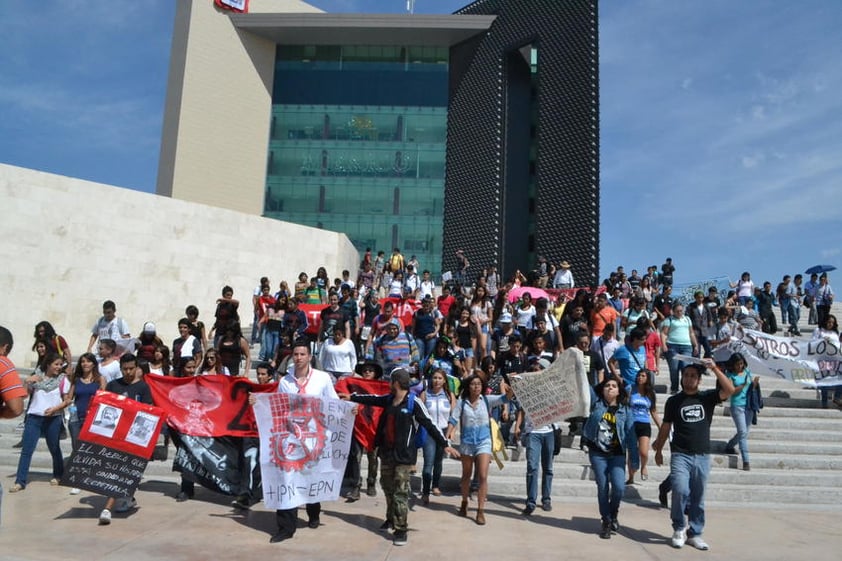 Los estudiantes lanzaron además algunas consignas en la presidencia municipal, en donde hicieron una parada.