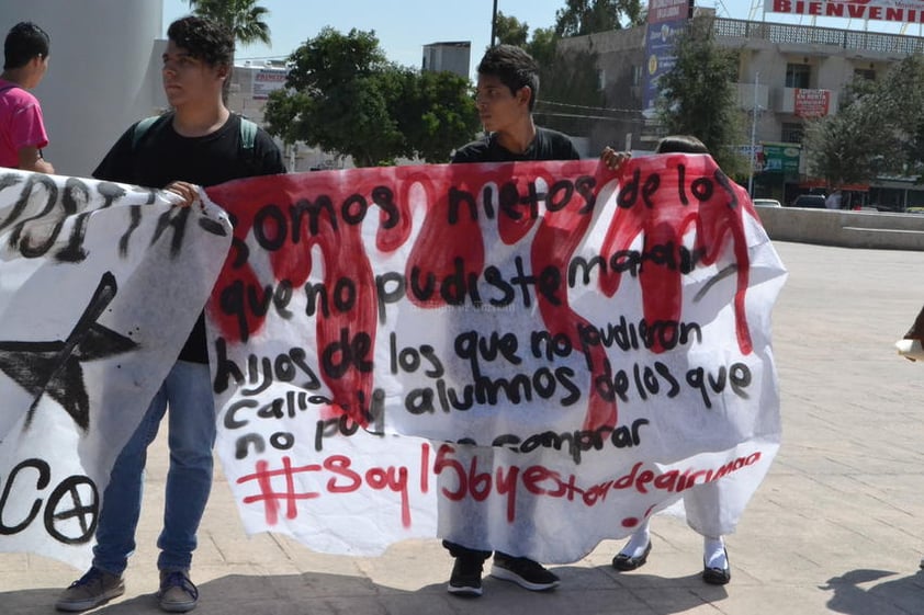 Los estudiantes, universitarios y de preparatoria, utilizaron mantas para enviar su mensaje contra la represión vivida en el 68.