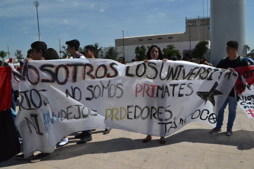 Alumnos de diversos planteles realizaron una marcha conmemorativa por los hechos.