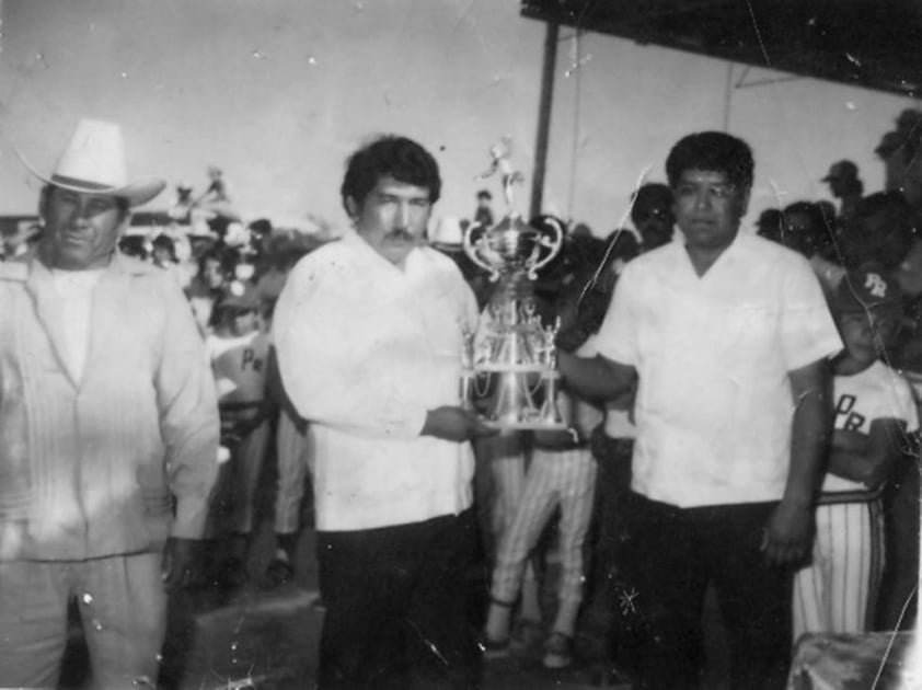 En el Estadio Britingham, reciben trofeo José y Luis Amador.
Entrega Natalio Enríquez en 1980.