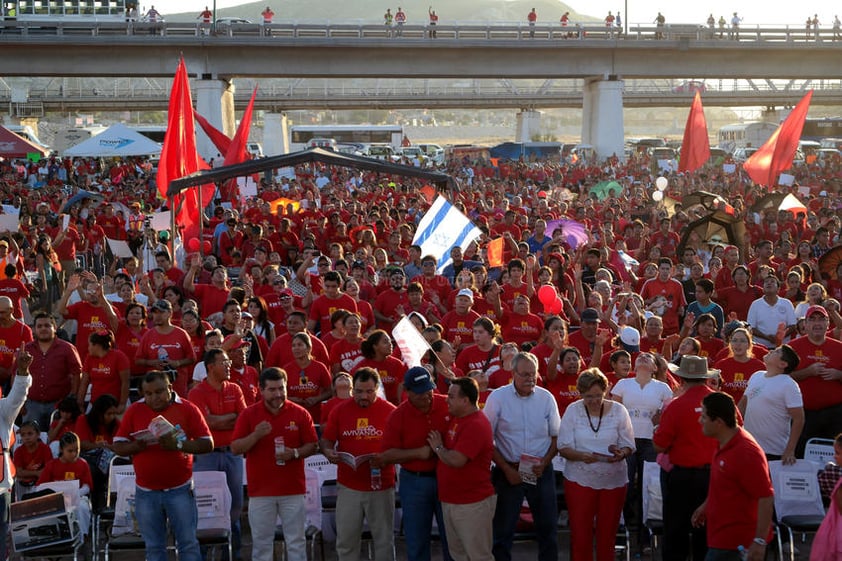 Los participantes oraron por el bienestar de la región.