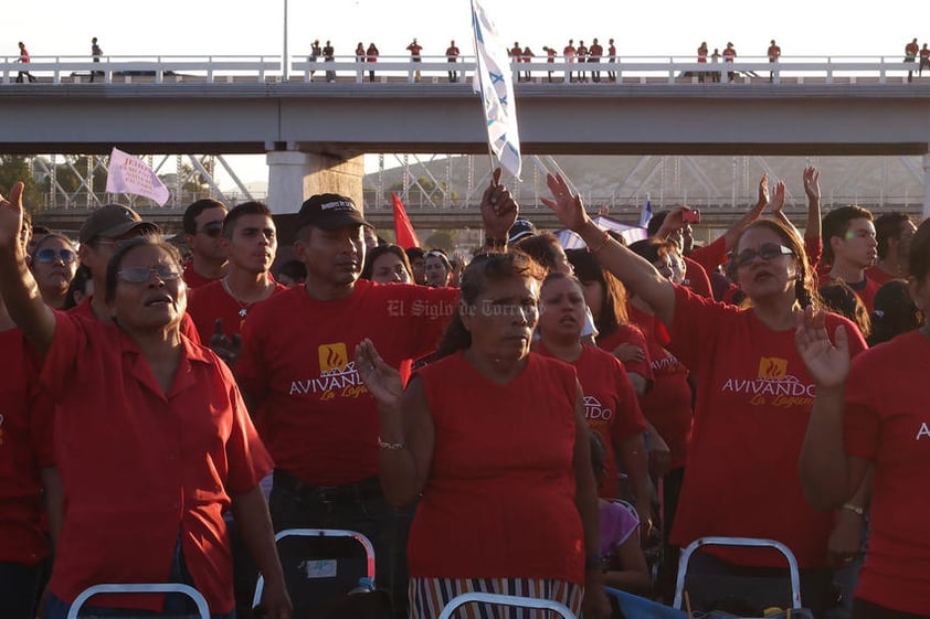 El espectáculo musical, las alabanzas y oraciones que se presentaron durante la concentración y bendición ofrecida por la gente de la Comarca Lagunera, son parte continua de las reuniones que se realizan en las iglesias evangélicas cristianas.