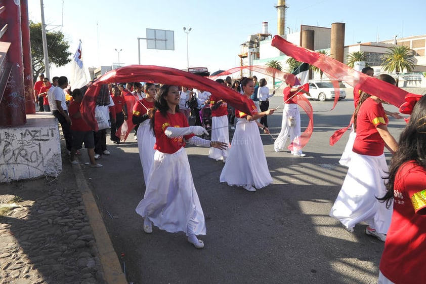 Fieles recorrieron las calles de La Laguna en su trayecto al lecho seco del río Nazas.