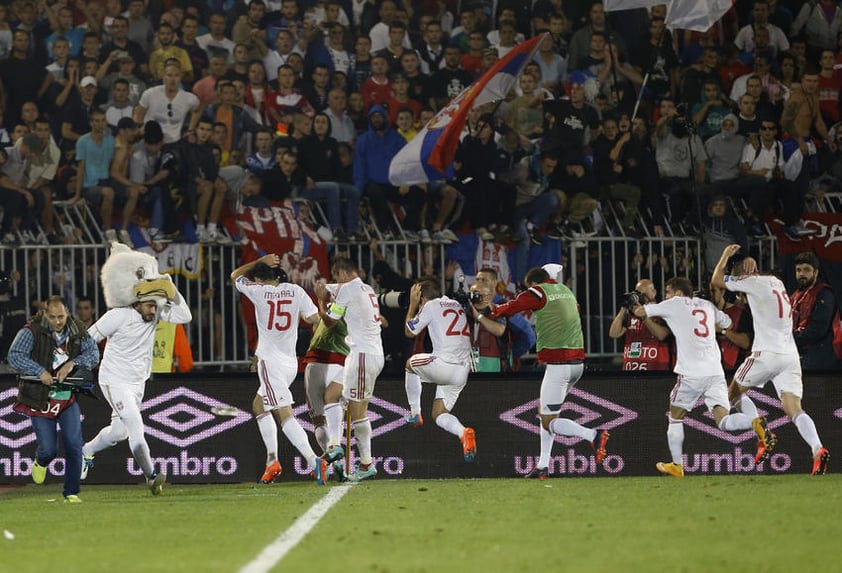 Los jugadores de Albania tuvieron que salir corriendo del terreno de juego.